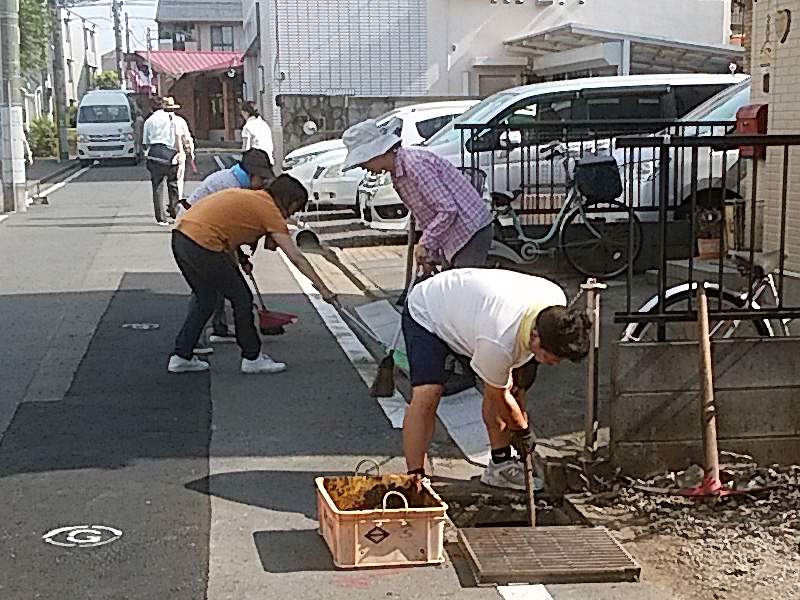 瀬谷第二地区連合自治会の活動の一つ、町内一斉清掃のイメージ画像です