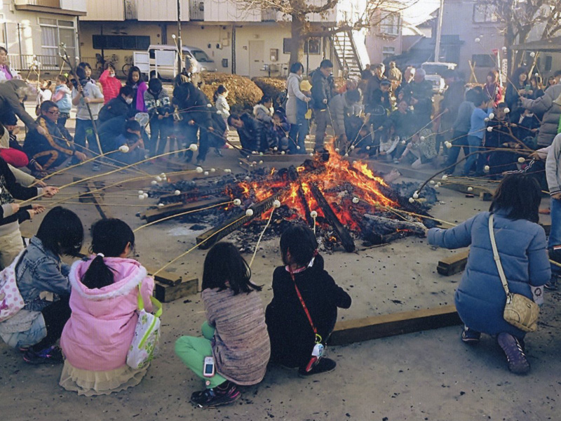 瀬谷第二地区連合自治会の活動の一つ、ドンド焼きのイメージ画像です
