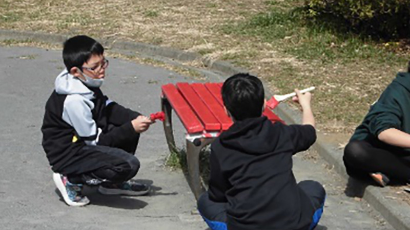 瀬谷第二地区にある瀬谷さくら小学校5年生の児童達による「下瀬谷第二公園ベンチのペンキ塗りの活動」のイメージ画像です。