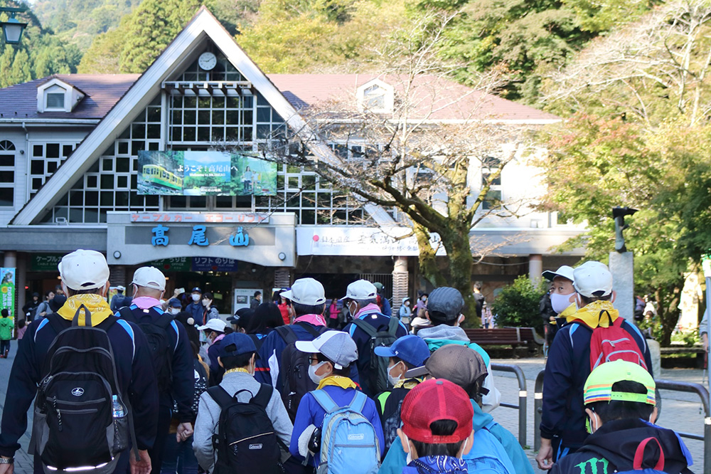 瀬谷第二地区連合自治会で開催された、高尾山ハイキングのイメージです。