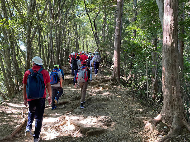 瀬谷第二地区連合自治会で開催された、高尾山ハイキングのイメージです。