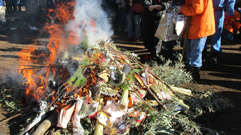 瀬谷第二地区で開催された、下瀬谷自治会の新年恒例のどんど焼きのイメージ画像です。
