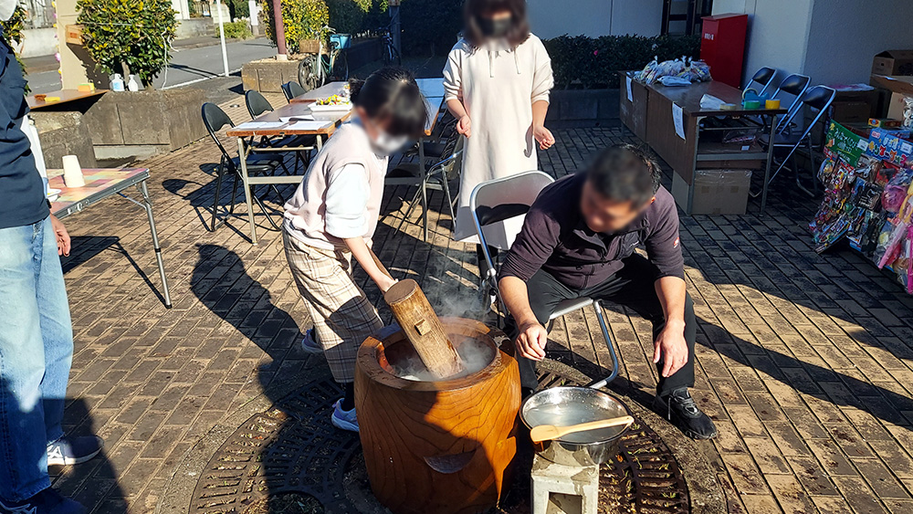 瀬谷第二地区で開催された、餅つき大会のイメージ画像です。