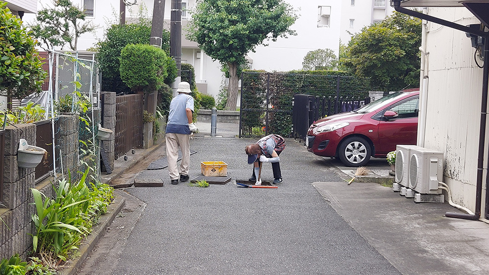 瀬谷第二地区連合自治会内の橋戸原自治会にて開催された、町内一斉清掃のイメージ画像です。