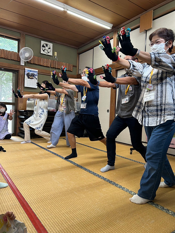 瀬谷第二地区の民生委員児童委員協議会により開催された、子育て交流会「みんなで遊ぼうⅢ〜城所先生と遊ぼう〜」のイメージ画像です。