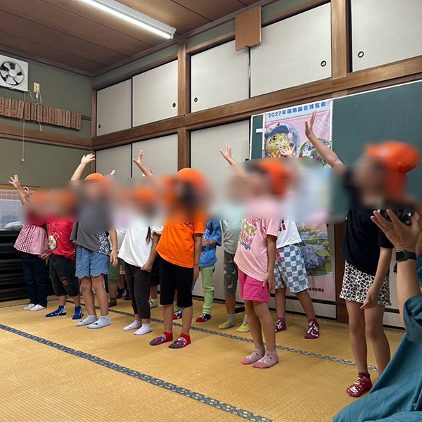 瀬谷第二地区の民生委員児童委員協議会により開催された、子育て交流会「みんなで遊ぼうⅢ〜城所先生と遊ぼう〜」のイメージ画像です。