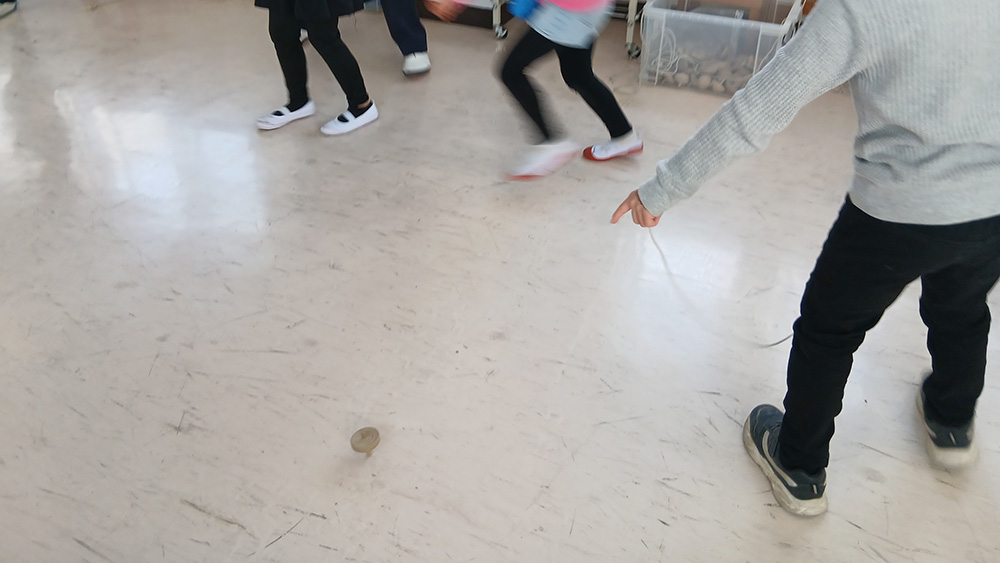 瀬谷第二地区で開催された、「伝承遊び（昔遊び）体験」のイメージ画像です。