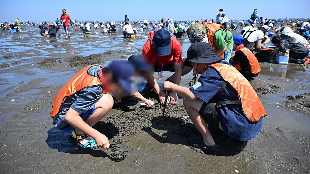 瀬谷第二地区連合自治会で開催された、潮干狩りのイメージです。